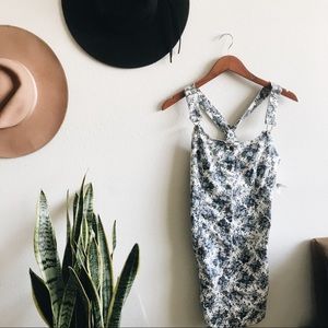 Beautiful floral overall dress // Size: 2